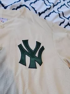 RARE VINTAGE MLB MAJESTIC NEW YORK YANKEES Beige/Green MLB JERSEY SIZE XL USA - Picture 1 of 9