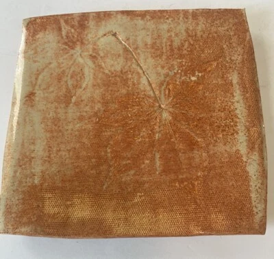 Студийная керамика ~ квадратный керамический трикотаж оранжевый лист тисненый текстурированный подписанный 5,5 дюйма - Изображение 1 из 4