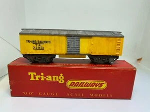 Triang OO Gauge R114 Box Car Yellow Boxed - Picture 1 of 6