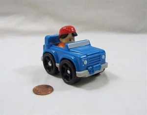 Fisher Price Little People WHEELIES BOY en AZUL COCHE JEEP Sombrero Rojo - Imagen 1 de 3