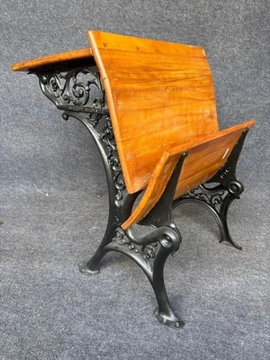 Juego de escritorio y silla automática superior vintage - hierro fundido y arce - alrededor de la década de 1890 Foto 1 de 4