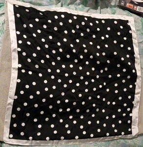 26 x 26 in schwarz & weiß gepunktetem Schal - Bild 1 von 1