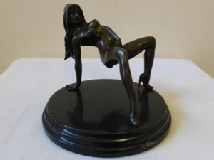 BRONZE NACKTE FRAU SKULPTUR - BRONZESKULPTUR AUF MARMOR - Bild 1 von 4