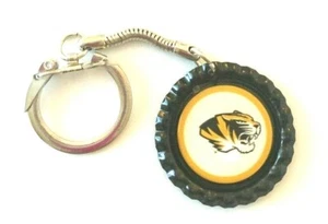 Missouri Tigers (Mizzou) Kronkorken Schlüsselanhänger auf silberfarbenem Schlüsselring - Bild 1 von 1