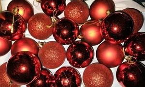 22 rote Kunststoff runde Ornamente glänzend, satiniert & Glitzer - Bild 1 von 6