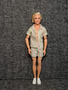 Muñeca Ken de la película Barbie con traje de playa a rayas pastel y zapatillas  - Imagen 1 de 15