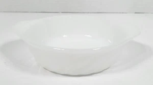 Vintage Anchor Hocking Fire-King Small White Swirl Casserole Baker with Handles - Foto 1 di 3