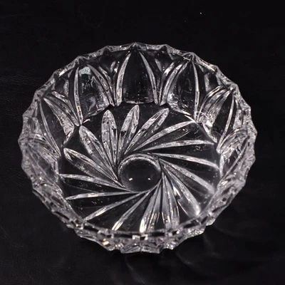 Cuenco de cristal de 6" molinete central lados acampanados borde festoneado Foto 1 de 3