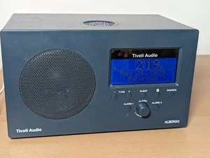 Radio de escritorio Tivoli Audio Albergo Bluetooth AM FM azul oscuro - Imagen 1 de 4