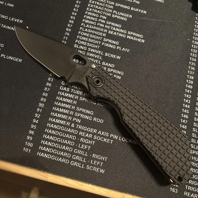 Cuchillos Strider Monkey Edge Frag (versión original) con fragmento de aluminio lado de exhibición Foto 1 de 4