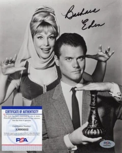 Foto firmada por Barbara Eden de 8x10 *CERTIFICADO DE AUTENTICIDAD PSA* con *botella Jeannie* - Imagen 1 de 1