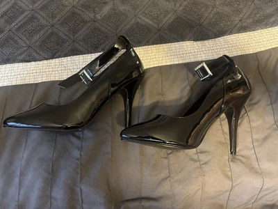 Tacones altos de charol negro con correa para el tobillo talla 10 Foto 1 de 4