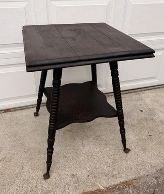 Mesa auxiliar victoriana de roble tigre americano del siglo XIX con patas de garra y patas de bola de vidrio Foto 1 de 4
