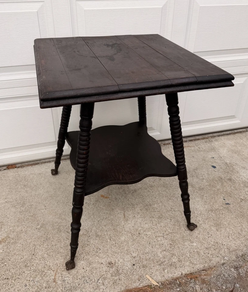 Mesa auxiliar victoriana de roble tigre americano del siglo XIX con patas de garra y patas de bola de vidrio Foto 1 de 4