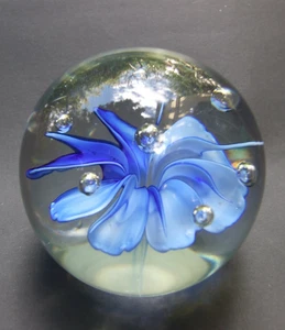 VINTAGE  ART GLASS  PAPERWEIGHT AIR BUBBLE BLUE FLORAL  VGC  GIFT - Picture 1 of 8