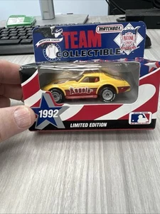Corvetta Matchbox VINTAGE 1992 California Angels White Rose pressofusa, nuova con scatola! - Foto 1 di 1