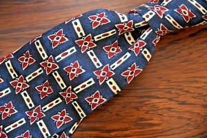 * POLO RALPH LAUREN * Trad abstrakte blaue geometrische Blumen handgefertigte Seidenkrawatte gebraucht, in einwandfreiem Zustand - Bild 1 von 9