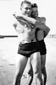 Beefcake Männer umarmen am Strand 30er Jahre Gay Man's Nachlass 4x6 - Bild 1 von 1