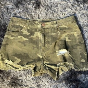 No Boundaries Camo Jean Shorts High Rise Distressed Frayed Hem Size 5 - Picture 1 of 3