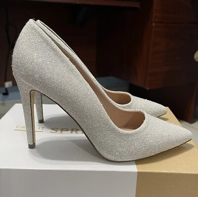 Tacón alto plateado con punta cerrada Foto 1 de 2