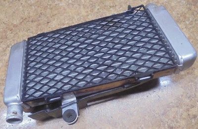 2000 Honda VFR 800 VFR800 Interceptor Lado Esquerdo Radiador Refrigerante - Imagem 1 de 2