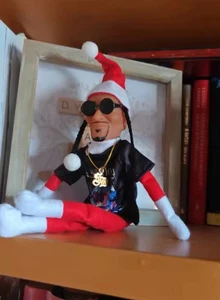 Snoop On The Stoop A Hood Tradition Rot Plüsch Elfe Figur Neu - Bild 1 von 3
