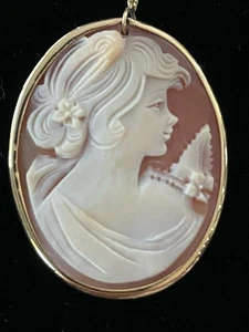 Elegante antico ciondolo cammeo italiano con conchiglia intagliata in oro 14 carati con catena piena d'oro - Foto 1 di 8