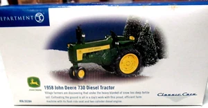 Trattore Dept 56 Snow Village "PERFETTO" 1958 JOHN DEERE 730 55284-NUOVO IN SCATOLA - Foto 1 di 9