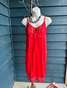 Free People Intimate rotes Batik Midi Spitze Schlupfkleid S Neu mit Etikett - Bild 1 von 4