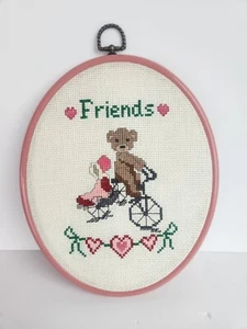 Mädchen Vintage Kinderzimmer rund rosa bestickt FREUNDE Fahrrad Herz Liebe Wandbild - Bild 1 von 5