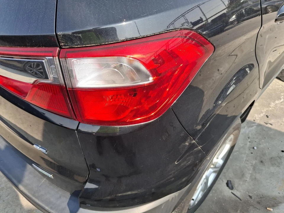 Conjunto de luz trasera exterior derecha usado se adapta a: Ford Ecosport SE 2018 lente roja brillante Foto 1 de 4