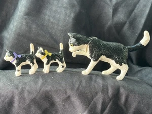 Barbie Kennel Care Playtime Kitties Cat 2001 con 2 gatitos blanco y negro - Imagen 1 de 9