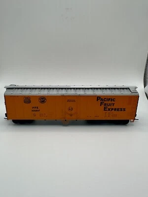 HO Athearn Blue Box 1627 50' Mechanical Reefer Pacific Fruit Express PFE 300207 - Image 1 of 4