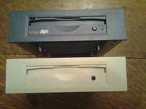 One Iomega Zip Z100SI 100MB SCSI Drive Z100Si Internal Mac PC and Music Samplers - Afbeelding 1 van 8