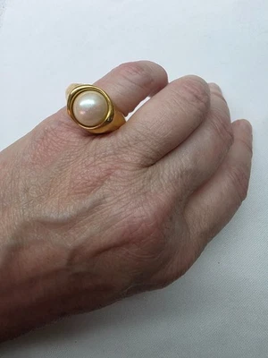 Anillo de bisutería de perlas doradas Foto 1 de 4
