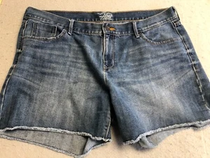 Old Navy Jean Shorts Womens 16 The Flirt Classic Blue Denim Summer Everyday - Picture 1 of 4