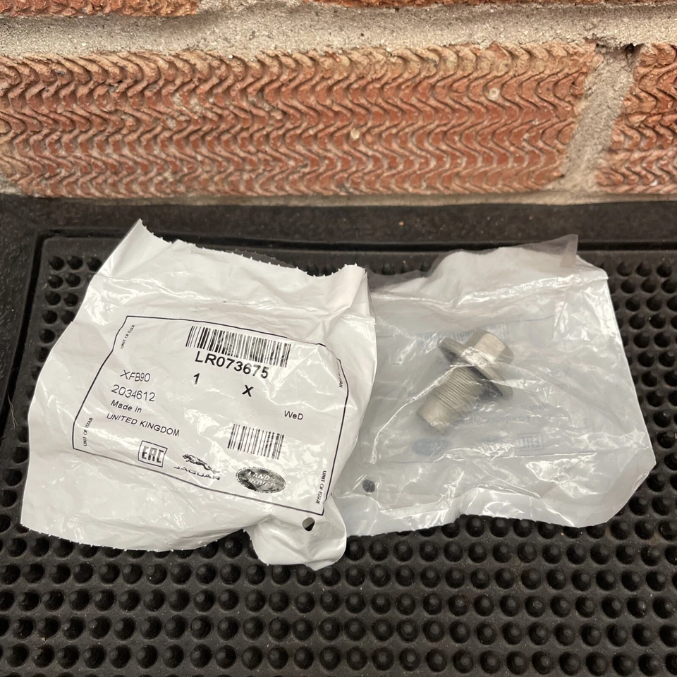 GENUINE JAGUAR LANDROVER SUMP PLUG - AJ813202  - LR073675. - Image 1 of 1