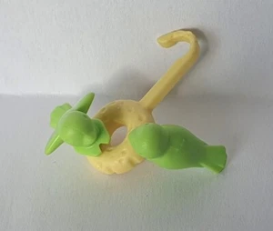 2 GRÜNE VÖGEL AUF SAMENKUGEL ZUM AUFHÄNGEN (HAKEN ABIME) PLAYMOBIL... - Bild 1 von 1