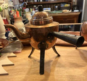 3 Leg Antique Hammered Copper Teapot,9" high - Bild 1 von 4