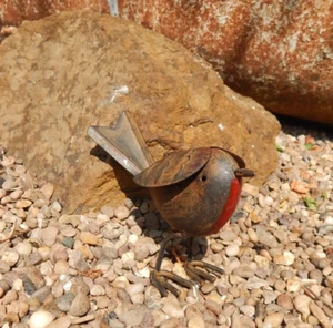 Robin Garden Ornament Bird Vintage Rustic Style Metal Figurine Outdoor - Picture 1 of 7