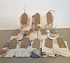 Vintage Posten Quiltstücke Handstich gesteppte Rückseite Geschenkanhänger ALTE Stoffsäcke - Bild 1 von 3