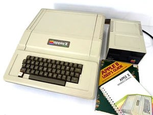 Apple II Plus with Disk II Drive Assorted User Manuals Powers On - Picture 1 of 6