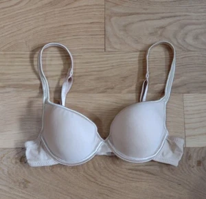 Sujetador Wonderbra 7470 32A Beige Moldeado Acolchado Push Up Satinado Recortado UW USADO EN EXCELENTE ESTADO - Imagen 1 de 5