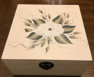 Caja Magnolia Clásica Pintada a Mano Thomas Pacconi. Crema. Venta inmobiliaria.9x9x4,5 Foto 1 de 4