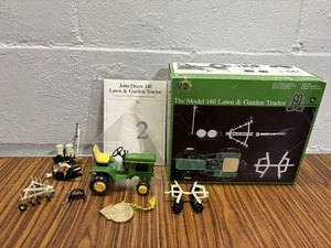 john deere ertl trattore di precisione John Deere 140 trattorino rasaerba e set attrezzi - Foto 1 di 24