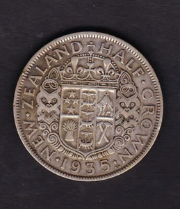 NEW ZEALAND 1935 half crown in FINE / VERY FINE condition .5 SILVER - Picture 1 of 2