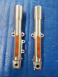 OEM HARLEY FORK SLIDERS LEGS 2000 to 2006 FLSTC, FLSTF 45915-00 45916-00 SHOWA - Foto 1 di 8