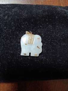 Colgante elefante de jade con dije de oro de 10K para collar - Imagen 1 de 4