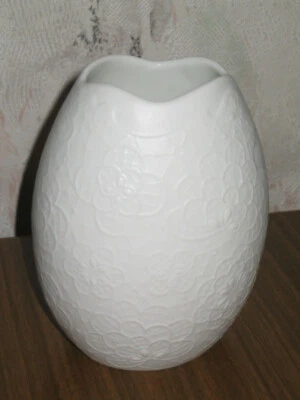 AK Kaiser Porzellan Vase, weiß, Bisquit matt, 1315, Blumen, 11 cm, neu - Bild 1 von 3