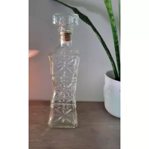 Vintage square clear glass liquor decanter with star design and cork - Picture 1 of 3
